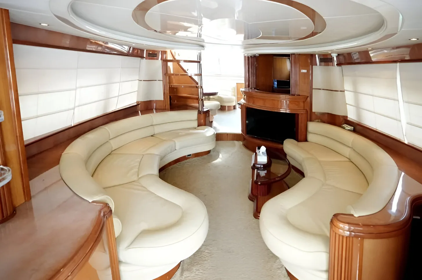 Azimut 80 Ft Yacht with Jacuzzi — 4