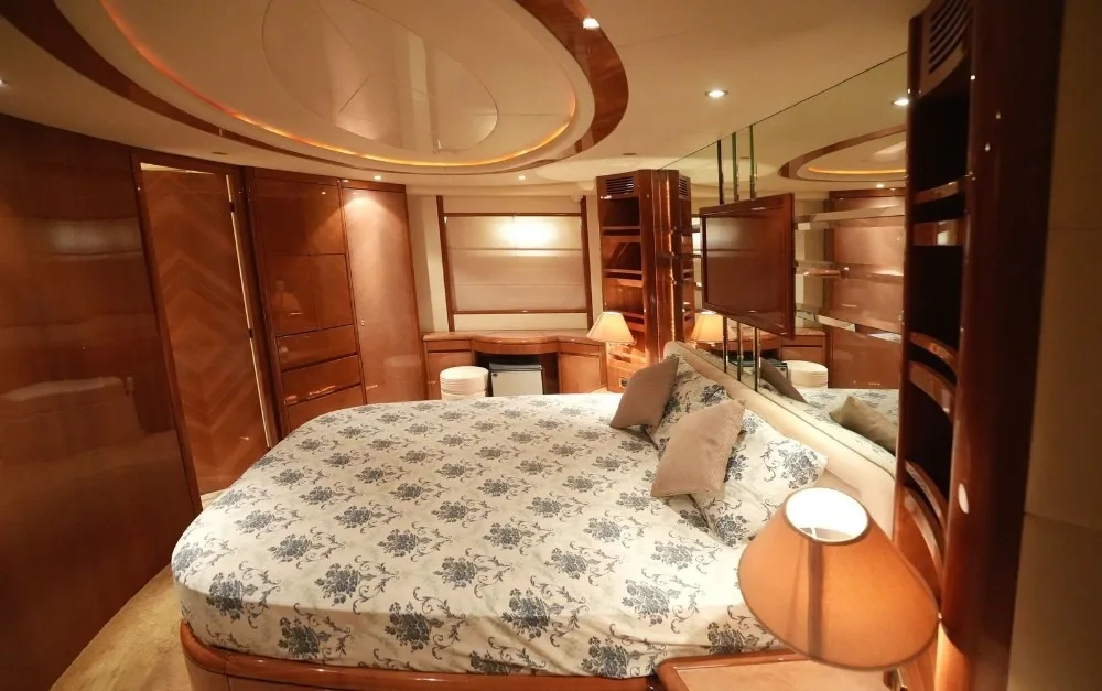 Azimut 80 Ft Yacht with Jacuzzi — 6