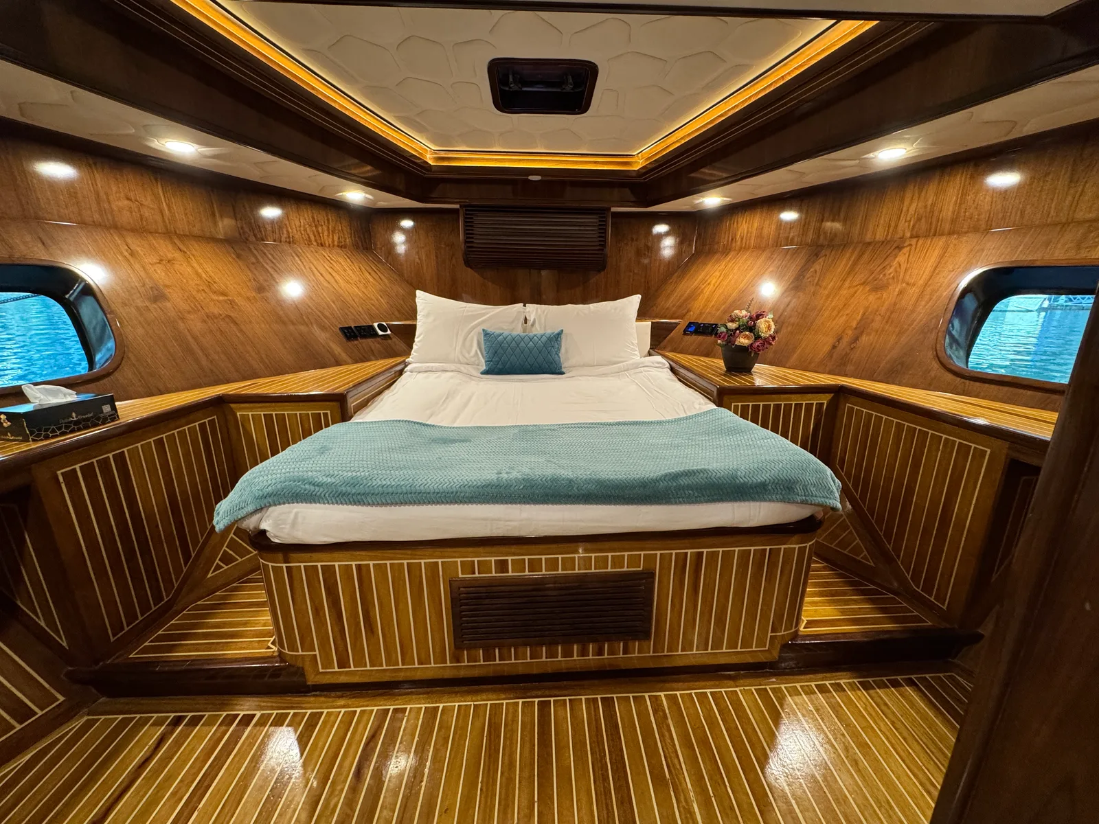Corporate 105 Ft Yacht — 2
