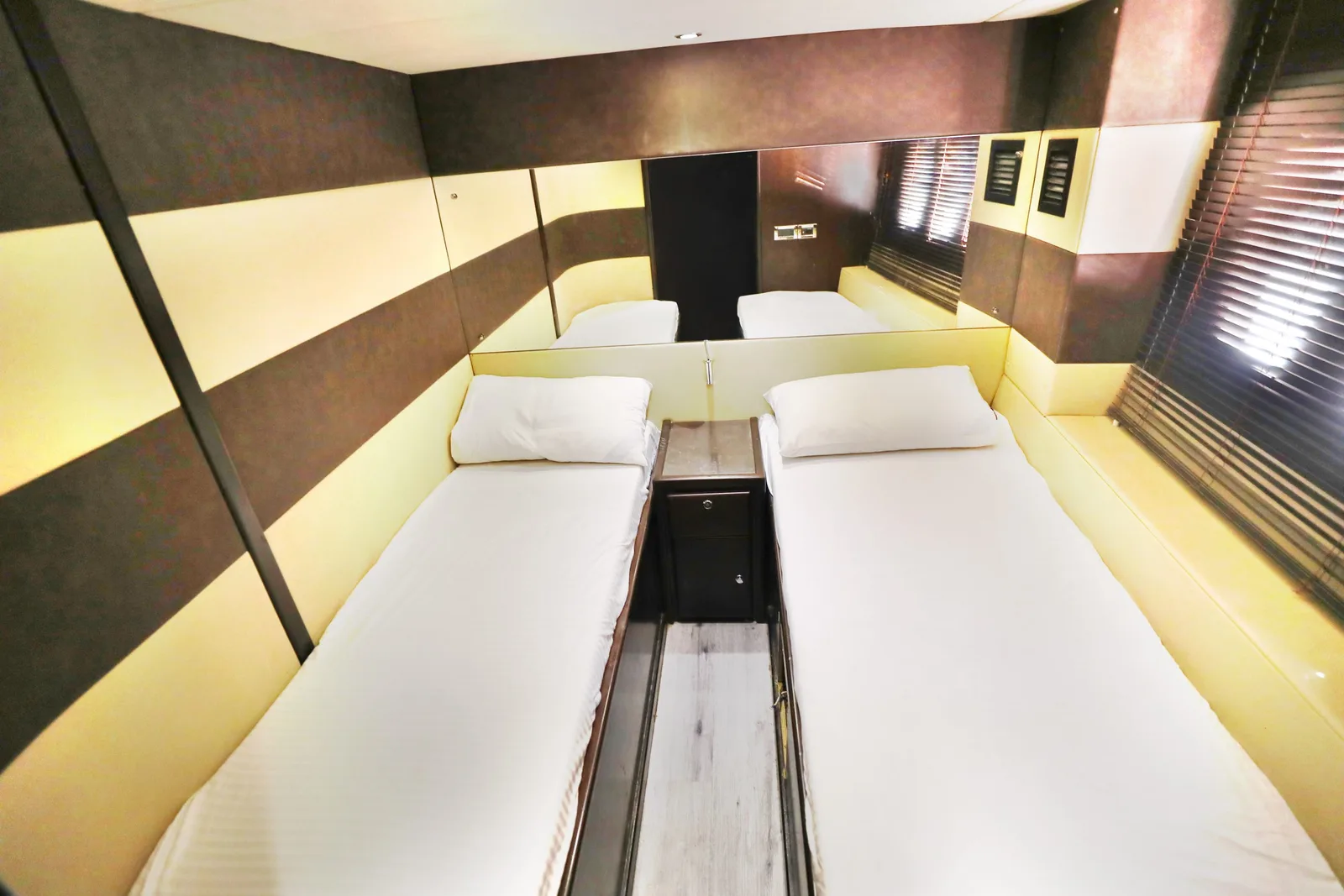 Corporate 105 Ft Yacht — 4