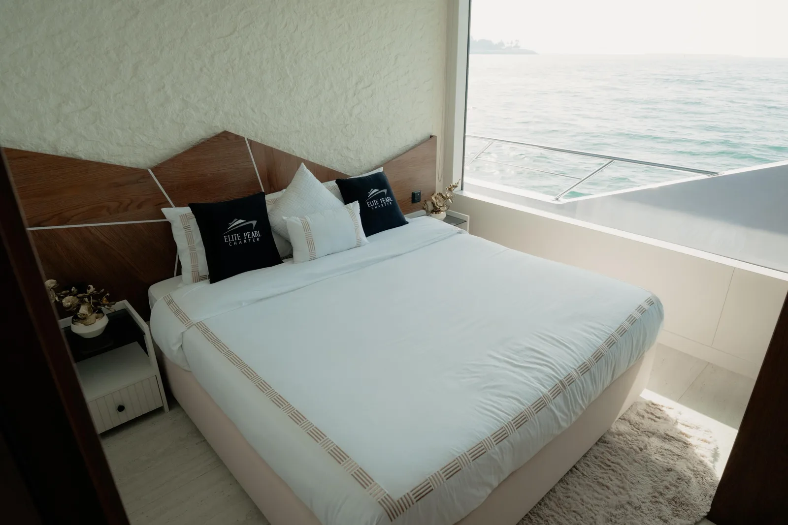 Floating 100 Ft Yacht — 11
