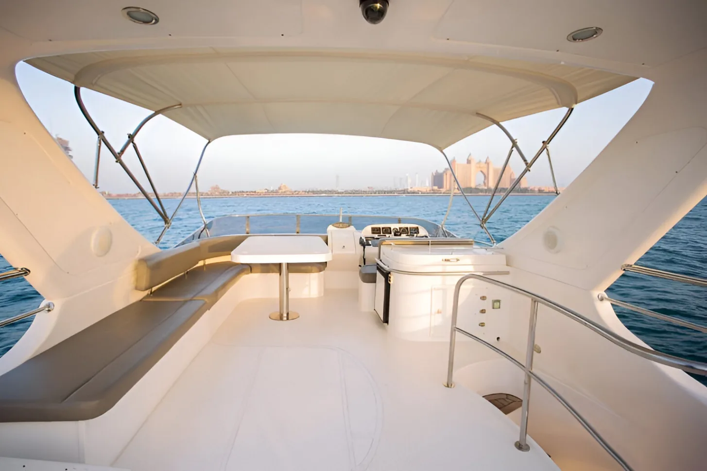 Majesty 70 Ft Yacht — 2