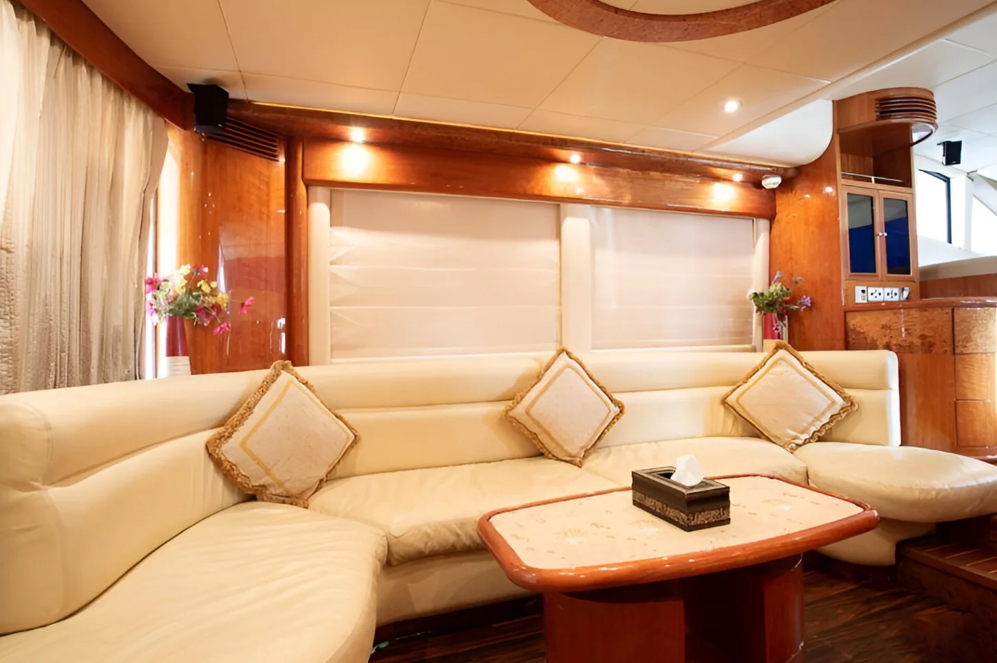Majesty 70 Ft Yacht — 8