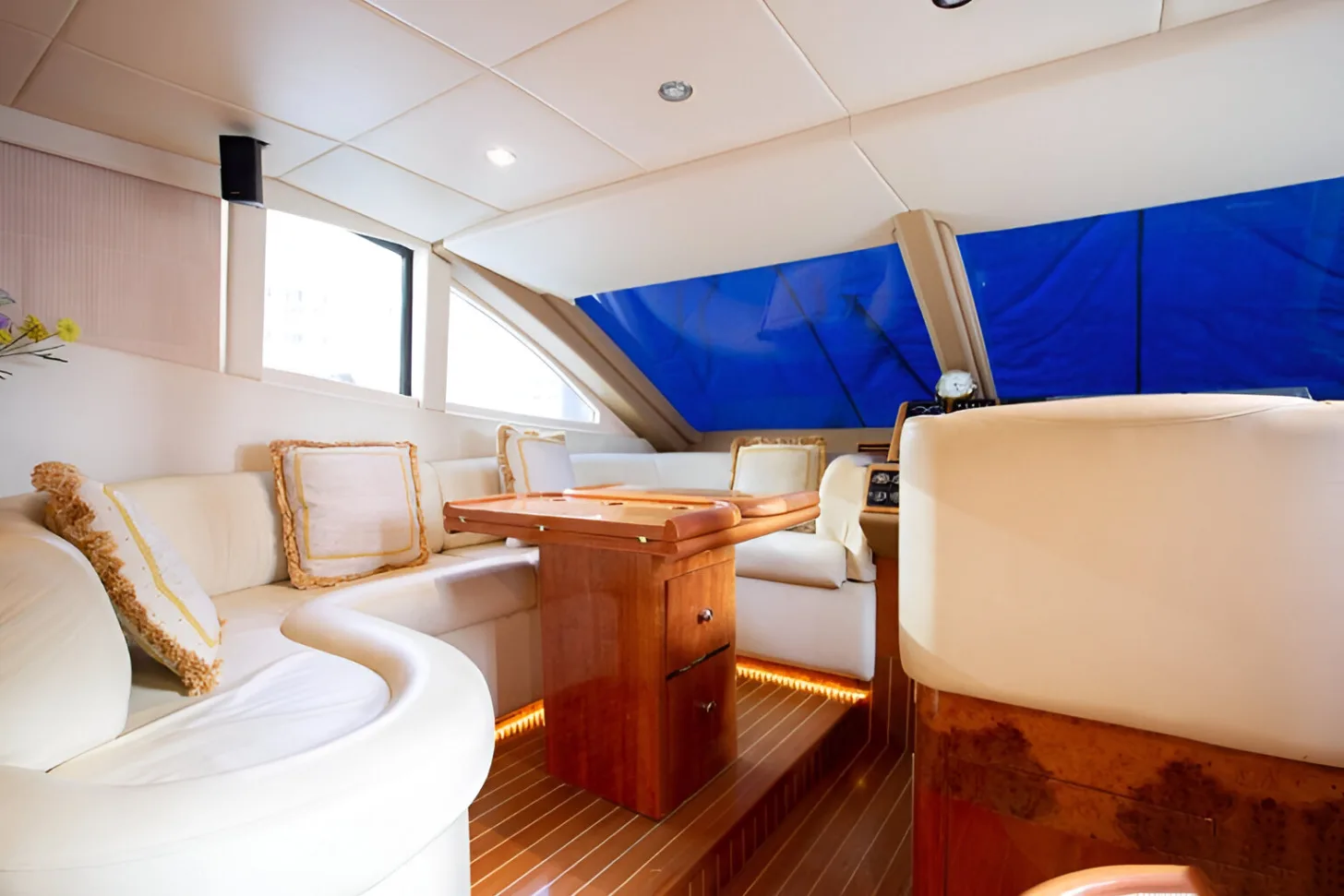 Majesty 70 Ft Yacht — 9