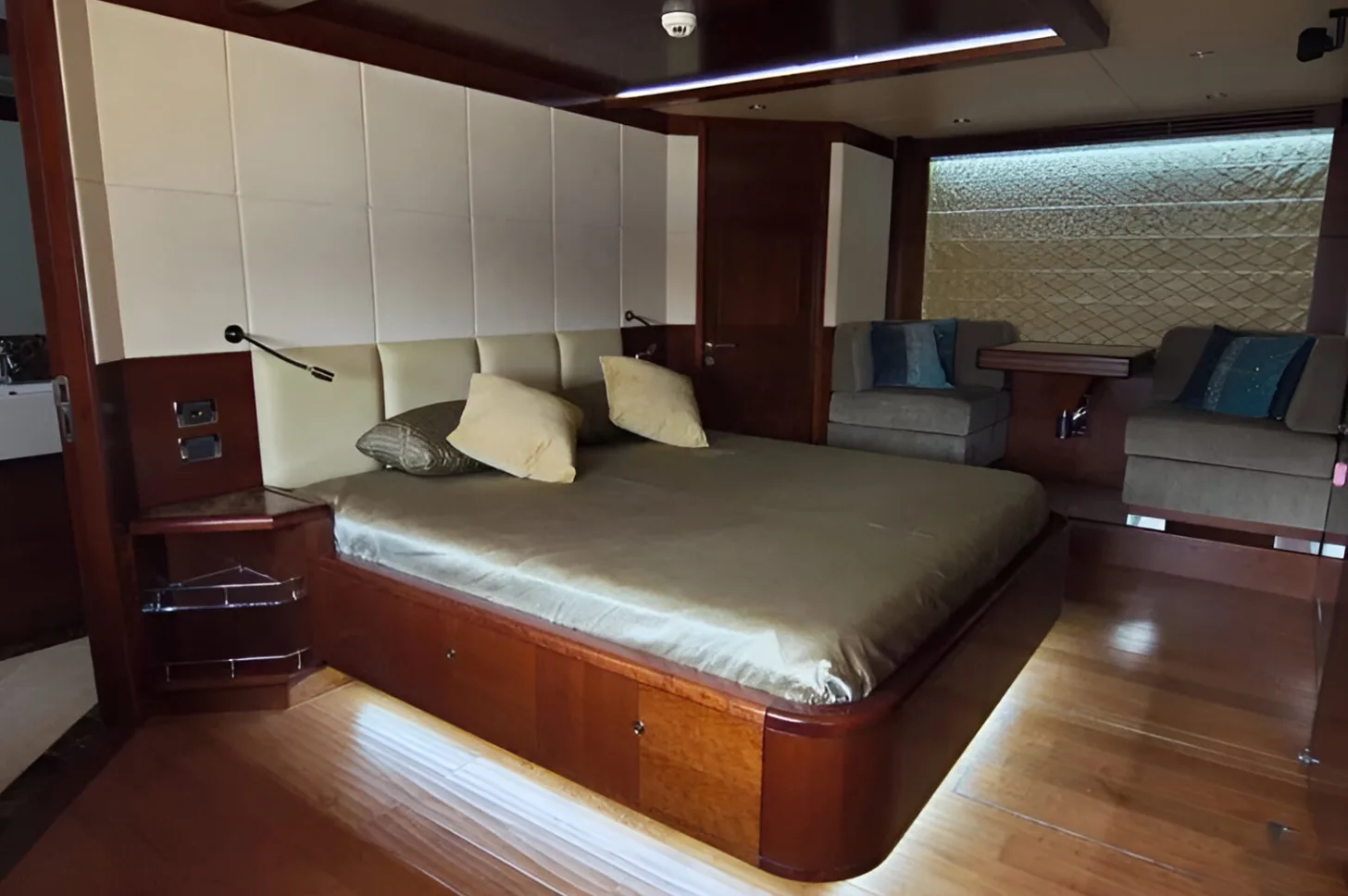 Majesty 88 Ft Yacht — 7